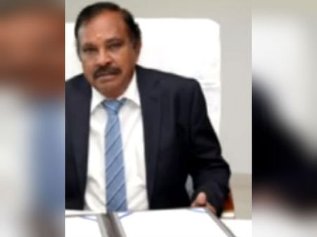 பாய்ந்தது வன்கொடுமை வழக்கு.. பாரதியார் பல்கலை. துணை வேந்தர் கணபதி தலைமறைவு