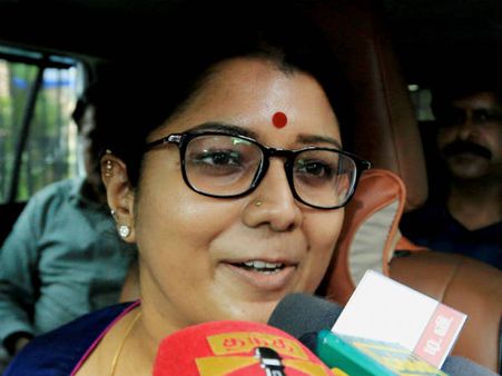 எடப்பாடி, ஸ்டாலினுக்கு எதிராக அடுத்தடுத்து பேஸ்புக் போஸ்ட்-தெறிக்கவிடும் இளவரசி மகள் கிருஷ்ணபிரியா