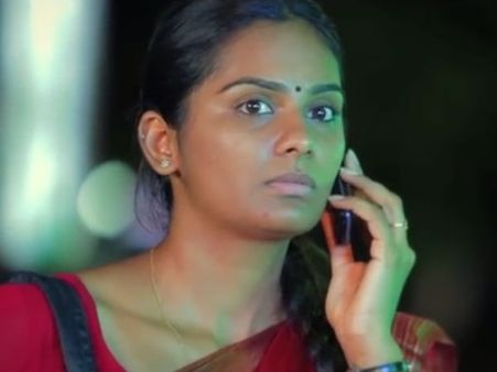 இனி பாரதியார் கவிதை படிக்கறத பாத்தா பொண்டாட்டி கிட்ட இருந்து செருப்படி விழும் போல! #Lakshmishortfilm