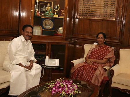 மத்திய பாதுகாப்புத்துறை அமைச்சர் நிர்மலா சீதாராமனுடன் தம்பிதுரை திடீர் சந்திப்பு