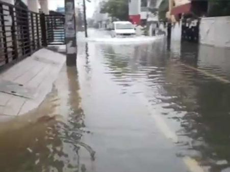 மீண்டும் 2015... வெள்ளத்தில் மிதக்கும் மடிப்பாக்கம்... மக்கள் வெளியேறினர்!