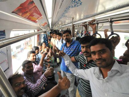 மெட்ரோ ரயிலா, டவுன் பஸ்ஸா?... ஹைதராபாத்தில் முதல்நாளிலேயே லட்சம் பேர் பயணம்!