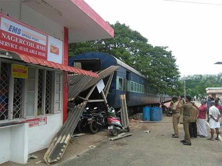 பாதுகாப்பான ரயில்வேயைப் பாருங்க-டிராக்கை விட்டு விலகி போஸ்ட் ஆபீஸ், பார்க்கிங்கில் போய் மோதிய ரயில்