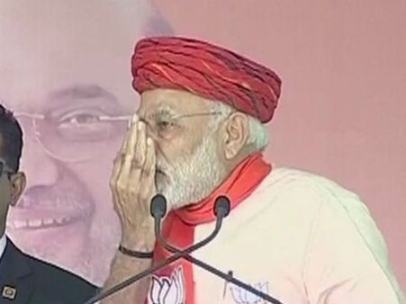 குஜராத் தேர்தல் பிரசாரத்தில் மூக்கை மூடிக்கொண்டு பேசிய மோடி.. எதற்காக அப்படி செய்தார் தெரியுமா?