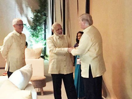 பிலிப்பைன்சில் மோடி-ட்ரம்ப் சந்திப்பு.. கட்டித் தழுவி நெகிழ்ச்சி