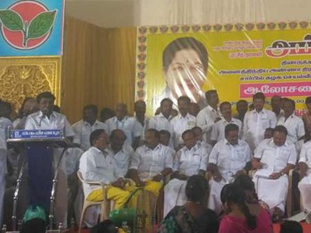 திண்டுக்கல் அதிமுகவில் மீண்டும் சீனுக்கு வந்த 'நத்தம்’... இணக்கக் கூட்டத்தில் உச்சகட்ட புலம்பல்!