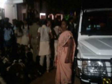 மாணவியிடம் சில்மிஷம்­ செய்த தமிழாசிரியர்..­. நெல்லையில் பள்ளியை முற்றுகையிட்ட பெற்றோர்