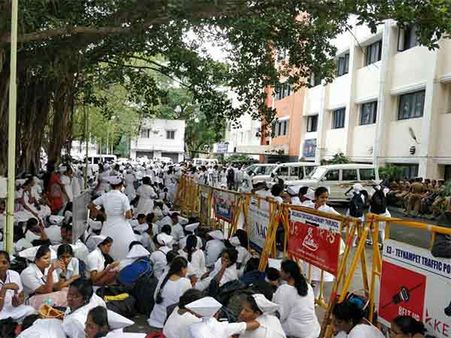 சென்னையில் 2-வது நாளாக செவிலியர்கள் விடிய விடிய உள்ளிருப்பு போராட்டம்