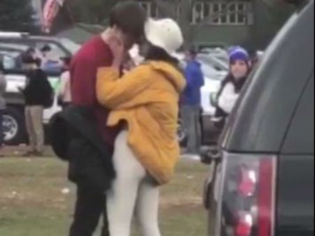 ஒபாமா மகள் முத்தம் கொடுக்கும் வீடியோ : முன்னாள், இந்நாள் அமெரிக்க அதிபர் மகள்கள் ஆதரவு ட்வீட்