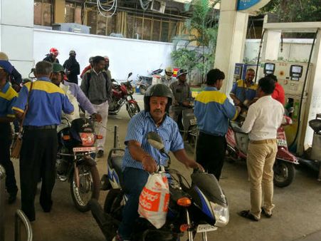 ஓ மை காட்.. ரெய்டெல்லாம் ஒரு பக்கம் பாஸூ.. பெட்ரோல் விலை ரூ.72 ஐ தாண்டிடுச்சு கவனிச்சீங்களா?