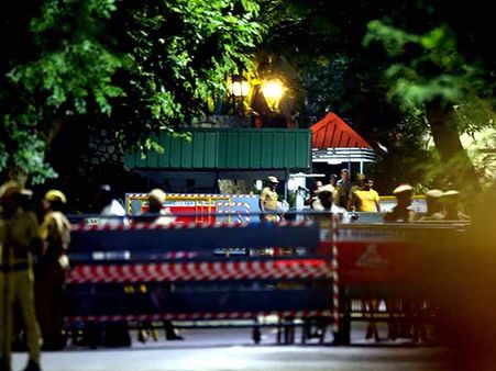 ஜெயலலிதாவின் அறை தவிர சல்லி சல்லியாக சலித்த அதிகாரிகள் - கடித பண்டல்களை எடுத்துச்சென்றது ஏன்?