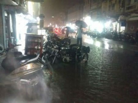 6 மணி நேரமாக வெளுக்கும் மழை.. ஸ்தம்பித்தது சென்னை