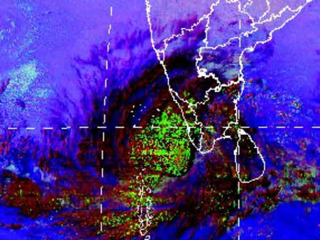 ஓகி புயலால் சென்னை, லட்சதீவில் பலத்த காற்று வீசும்.. மழை பெய்யும்.. இந்திய வானிலை மையம்!