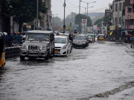 விடாமல் துரத்தும் மழை, சீக்கிரமே இருளடைந்த வானம்... சென்னையில் மீண்டும் டிராபிக் ஜாம்!
