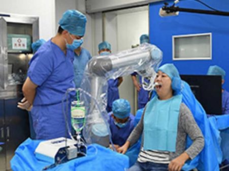 வசூல் ரோபோட் எம்பிபிஎஸ்... சீனாவில் டாக்டர் பட்டம் வாங்கிய ரோபோட்.. விரைவில் ஊசி போடும்!