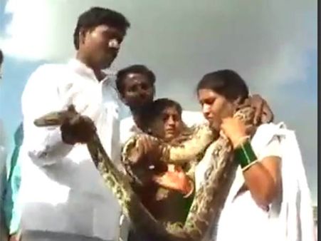 என்னங்கடா இது.. இப்படி மாலை மாத்தறீங்க.. பயந்து வருதே!