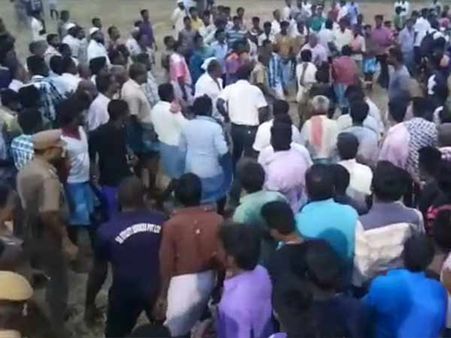 மாணவிகள் மரணத்திற்கு காரணமான ஆசிரியர்களை கைது செய்ய வேண்டும்... உறவினர்கள் திடீர் சாலைமறியல்!