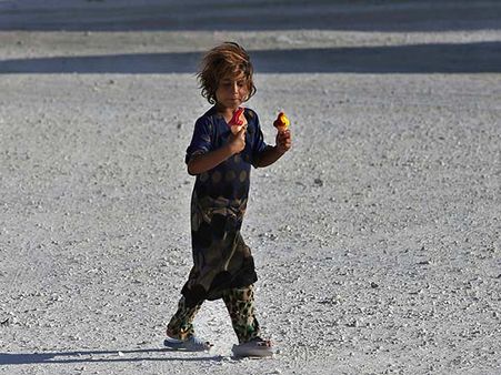 குப்பைகளை உண்பது.. ஒரு நாள் விட்டு மறுநாள் உணவு... சிரியா குழந்தைகளின் அவல நிலை!