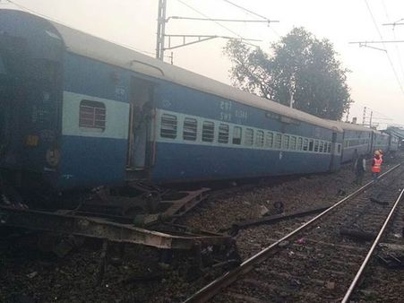 வாஸ்கோட காமா எக்ஸ்பிரஸ் ரயிலின் 13 பெட்டிகள் தடம் புரண்டு கோர விபத்து.. 3 பயணிகள் பலி, பலர் காயம்