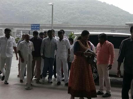 மருத்துவ சிகிச்சை.. சிங்கப்பூர் புறப்பட்டார் விஜயகாந்த்.. வரனும், பழைய 'பழைய பன்னீர்செல்வமா' வரனும்