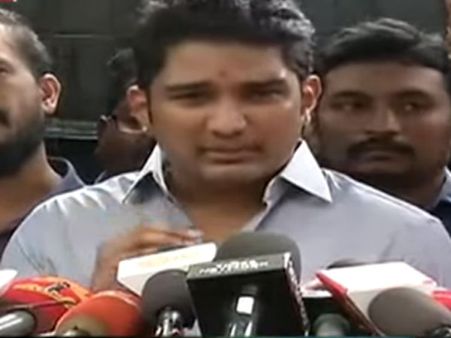 செய்தியாளர்களை உள்ளே விடாமல் மழையிலேயே நிற்க வைத்து ஆதரவாளர்கள் சூழ பேட்டி கொடுத்த விவேக்!