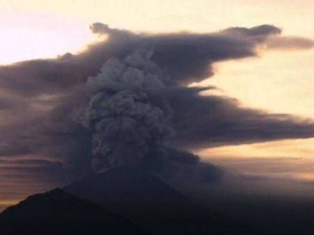 வெடிக்க போகிறது, ஊரை காலி செய்யுங்கள்.. இந்தோனேசியாவின் 'பாலியை' பலி கேட்கும் எரிமலை!