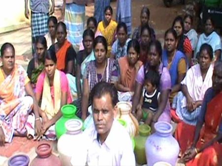 தூத்துக்குடியில் குடிநீர் குழாய் உடைப்பு : தண்ணீர் தட்டுப்பாட்டால் பொதுமக்கள் தவிப்பு