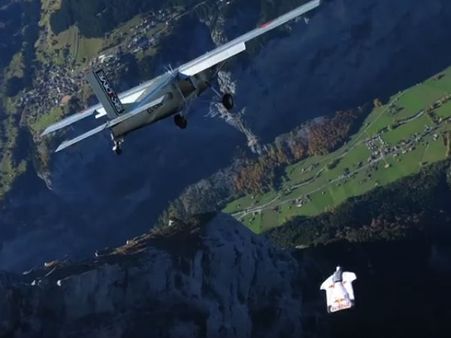 வாவ் டைவ்.. மலையிலிருந்து விமானத்திற்குள் குதித்த வீரர்கள்.. எல்லாம் டெக்னாலஜி வித்தைதான்!!