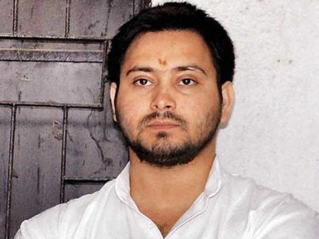 பாஜக வேண்டுமென்றே என் தந்தையை துன்புறுத்துகிறது : லாலுபிரசாத் மகன் தேஜஸ்வினி யாதவ் கண்ணீர்