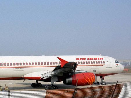 அமைச்சர் பயணம் செய்த விமானம் லேட்.. டென்ஷனாகி 3 ஊழியர்களை சஸ்பெண்ட் செய்த ஏர் இந்தியா!