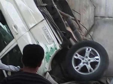 பொள்ளாச்சி அருகே வாய்க்காலில் கவிழ்ந்த சுற்றுலா கார்... கேரளாவை சேர்ந்த 4 பேரின் நிலை என்ன?