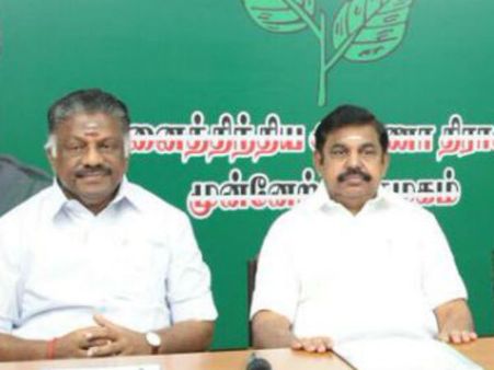 அதிமுக மா.செ.க்கள் பொறுப்பில் இருந்து தினகரன் ஆதரவாளர்கள் 6 பேர் டிஸ்மிஸ்