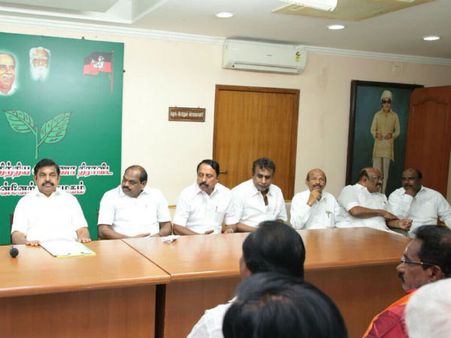 அதிமுக ஆலோசனைக் கூட்டத்தில் சில அமைச்சர்களைக் காணோமே?