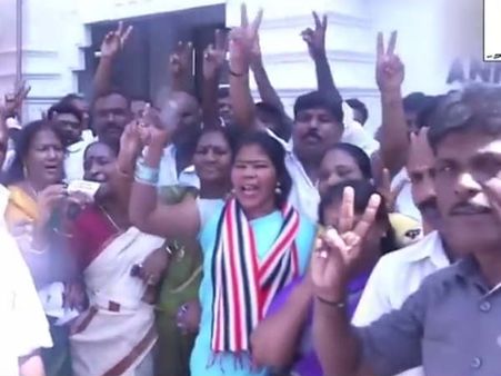 ஆர்.கே. நகர் இடைத்தேர்தலுக்கு அதிமுக போட்ட தீம் பாட்டு எங்க இருந்து சுட்டது தெரியுமா?