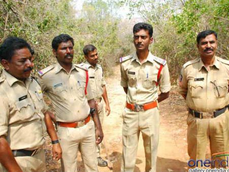 செம்மரக் கடத்தல்: திருப்பதி, கடப்பாவில் போலீஸ் துப்பாக்கிச் சூடு- 40 பேர் தப்பியதாக தகவல்