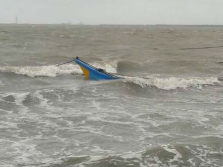 தூத்துக்குடி கடற்பகுதியில் பலத்த காற்று.. படகு கவிழ்ந்து மீனவர் ஒருவர் பலி!