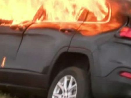 எங்கம்மாவ பாத்துக்க முடியாதா?... 2 பொண்டாட்டியையும் காரோடு கொளுத்திய மஹாபுருஷன்!