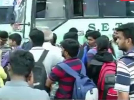 கிறிஸ்துமஸ் விடுமுறை... அடித்து பிடித்து ஊருக்கு செல்லும் மக்கள்... திணறும் பஸ், ரயில் நிலையங்கள்