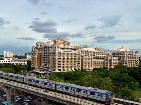 ஷாப்பிங் மால்களாக்கிப் பார்ப்போம் லாபம் வருதான்னு... சென்னை மெட்ரோ நிலையங்களுக்கு சோதனை!