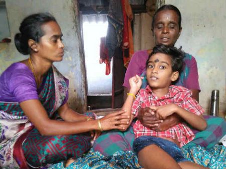 கீழே விழுந்ததில் முடங்கிப் போன நெல்லை சிறுவன்... சிகிச்சைக்கு வழியின்றி தவிக்கும் பெற்றோர்!