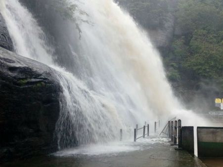 ஆர்ப்பரிக்கும் தண்ணீர்... குற்றாலம் மெயினருவியில் குளிக்க தடை நீடிப்பு