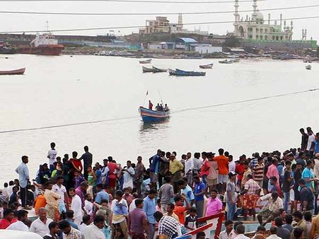 ஓகி புயலால் உயிரிழந்த மீனவருக்கு இழப்பீடு கோரி வழக்கு : மத்திய மாநில அரசுகளுக்கு கோர்ட் நோட்டீஸ்