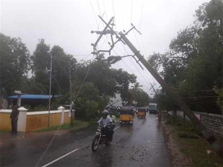 ஒகியால் இருண்டு போன குமரி மலைகிராமங்கள்... மின் விநியோக சீரமைப்பு பணிகள் தீவிரம்