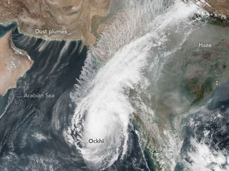 சுழன்றபடி மும்பை - குஜராத் இடையே கரையை கடந்த ஓகி.. போட்டோ வெளியிட்டது நாசா