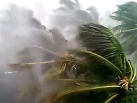 கேரளாவை புரட்டிப்போட்ட ஓகி புயல்.. 2 பேரிடர் மீட்புக்குழுக்கள் கொச்சின் விரைவு!