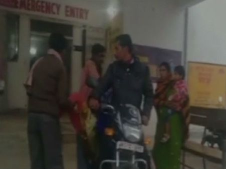 ஆம்புலன்ஸ் கொடுக்க மறுத்த மருத்துவமனை நிர்வாகம்.. மகள் உடலை பைக்கில் கொண்டு சென்ற தந்தை!