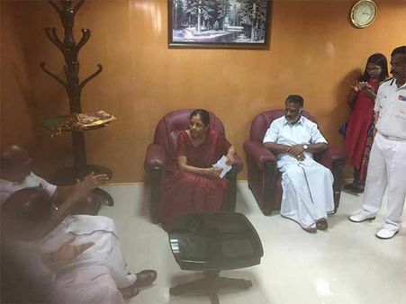 கன்னியாகுமரியில் ஓகி பாதிப்புகளை பார்வையிட்ட பாதுகாப்புத்துறை அமைச்சர் நிர்மலா சீதாராமன்