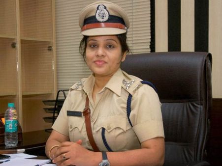 சிறையில் சொகுசு வசதிக்காக சசிகலாவிடம் லஞ்சம் வாங்கியவர் மீது என்ன நடவடிக்கை?கொந்தளிக்கும் டிஐஜி ரூபா