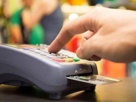 டிஜிட்டல் இந்தியா: இனி ரூ.2,000 வரை டெபிட் கார்டு பயன்படுத்தினால் சேவை வரி கிடையாது