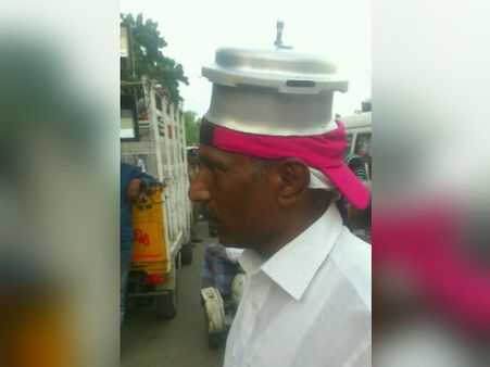 தொப்பிக்கு மேல் குக்கர்... ரண களத்திலும் கலகலக்கும் தினகரன் அடிப்பொடிகளின் ஓட்டு வேட்டை